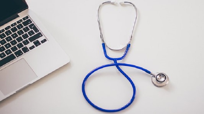un stéthoscope à côté d'un ordinateur portable sur une table - agenda médical - Serenity