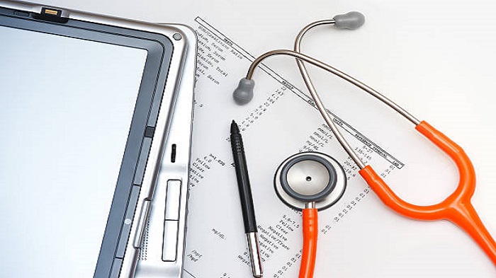Un agenda électronique, un stylo, un stéthoscope et un fiche patient sur une table-agenda médical externalisé-Serenity 