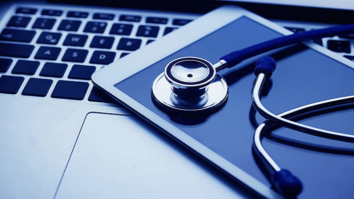 un stéthoscope et une tablette sur un laptop-secrétaire médicale dédiée-Serenity
