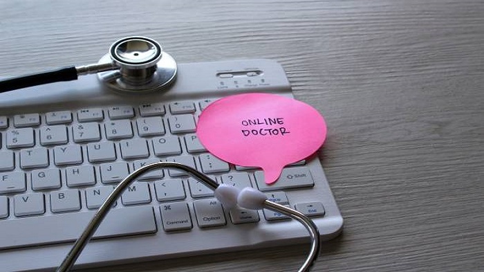 un stéthoscope et une petite affiche avec le mot "online doctor" sur un clavier d'ordinateur-gestion agendas médicaux-Serenity