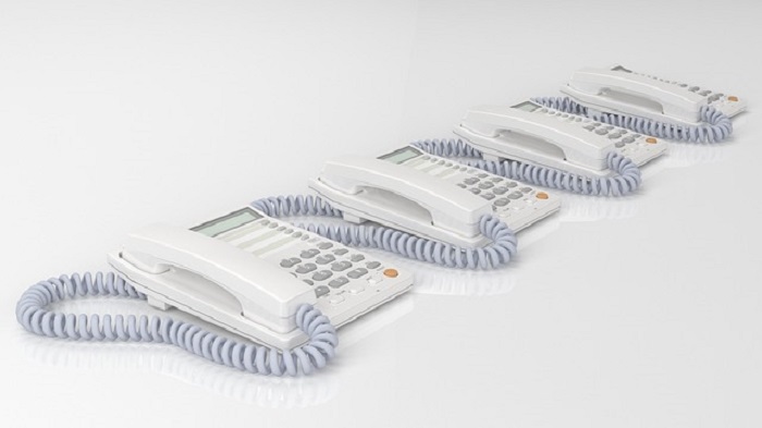 trois téléphones fixes qui s'alignent - secrétaire médicale à distance - Serenity