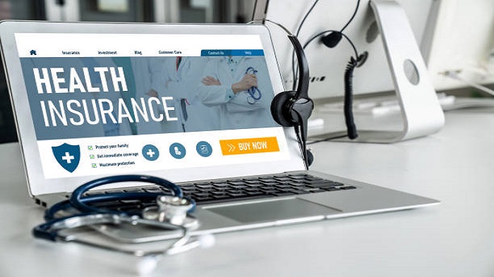 ordinateur d'une secrétaire médicale qui affiche le site Web d'une assurance, un microcasque et un stéthoscope-secrétaire médicale à distance-Serenity