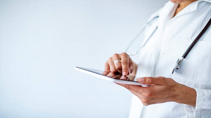 un médecin qui tient une tablette-logiciels pour cabinet médical-Serenity