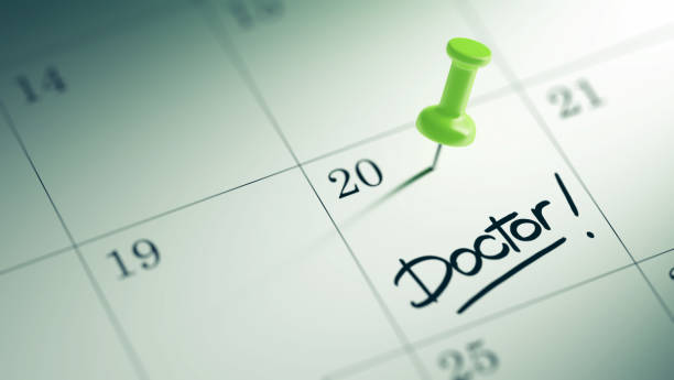 Image conceptuelle d'un calendrier avec une punaise et le mot "Doctor" pour rappeler un rendez-vous médical-logiciels pour cabinet médical-Serenity