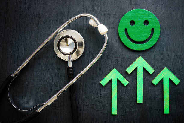 Smiley, flèches vertes et stéthoscope comme symbole de la satisfaction du patient-crm gestion de relation client médical-Serenity