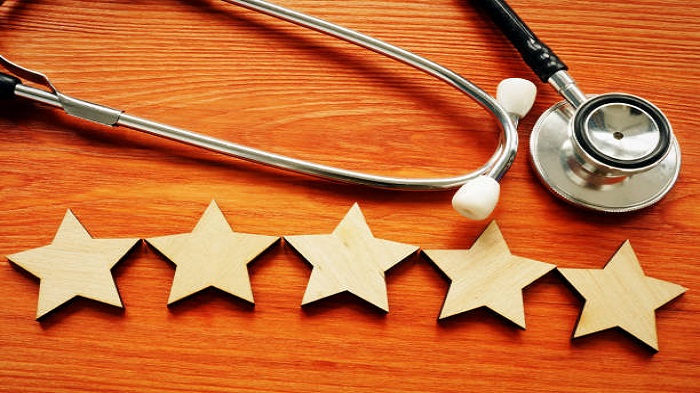 Concept d'expérience et de satisfaction des patients. Stéthoscope et cinq étoiles-crm gestion relation client médical-Serenity