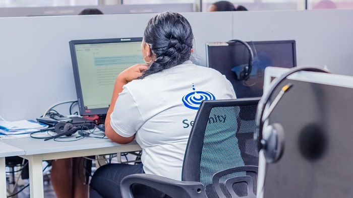 photos de dos d'une télésecrétaire médicale portant un tee-shirt avec le logo de Serenity-secrétaire médicale à distance expérimentée-Serenity