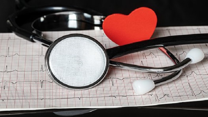 un stéthoscope sur un fiche patient avec un cœur en papier de couleur rouge-organiser un cabinet médical-Serenity