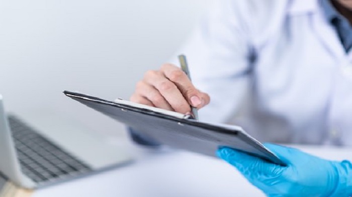 les mains d'un médecins tenant une tablette-organiser un cabinet médical-Serenity