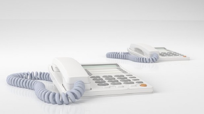 deux téléphones fixes sur une table-permanence téléphonique médicale externalisée-Serenity