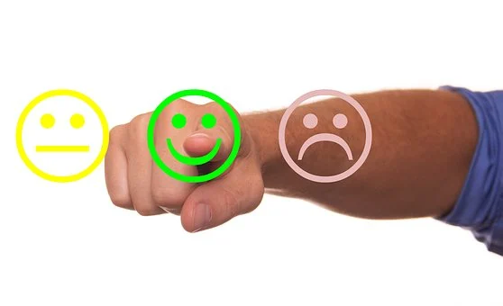 Des émojis représentant la satisfaction des clients et une main qui désigne l'émoji souriant - satisfaction des patients - Serenity