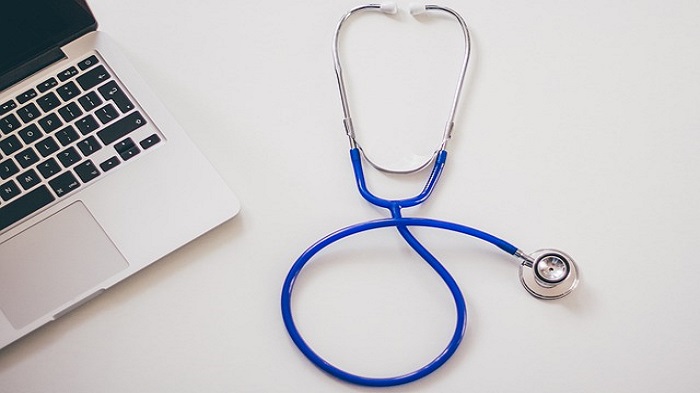 un stéthoscope et un laptop - externalisation de la gestion d'appels médicaux - Serenity