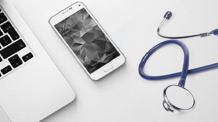 un smartphone, un laptop et un stéthoscope - externaliser les appels médicaux - Serenity