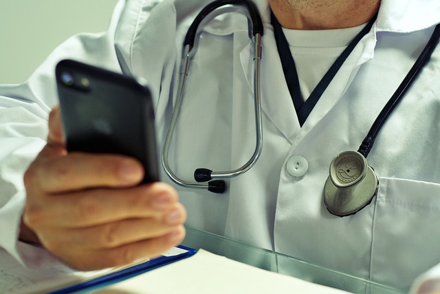 un médecin avec un téléphone dans la main - externalisation de la gestion des appels médicaux - Serenity