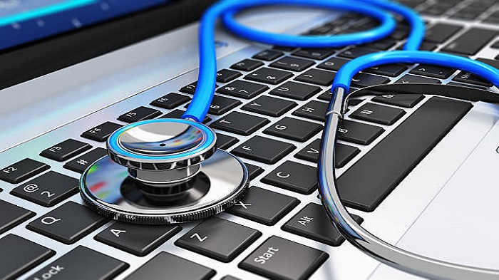un stéthoscope et un laptop - externalisation du secrétariat médical - serenity