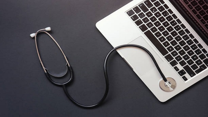  un stéthoscope à côté d'un laptop -Télésecrétariat médical externalisé - Serenity