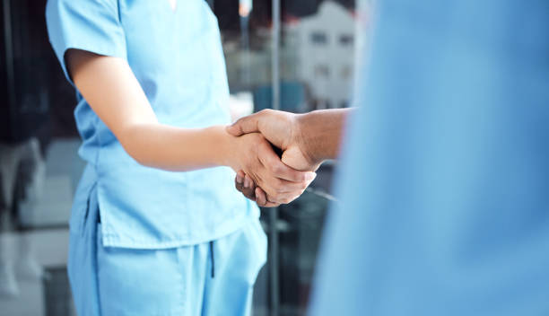 deux professionnels de santé qui se serrent les mains - engager des télésecrétaires médicales - Serenity