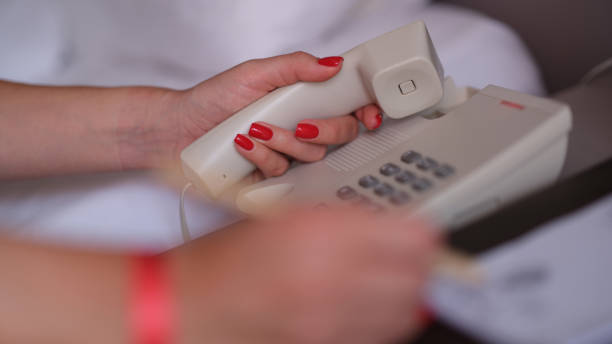 les mains d'une femme tenant un téléphone - externalisation de secrétariat téléphonique - Serenity