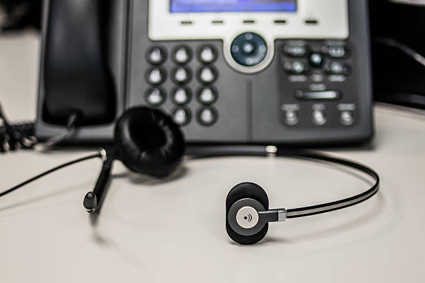 un téléphone fixe et un microcasque sur une table - secrétariat téléphonique externalisé - Serenity