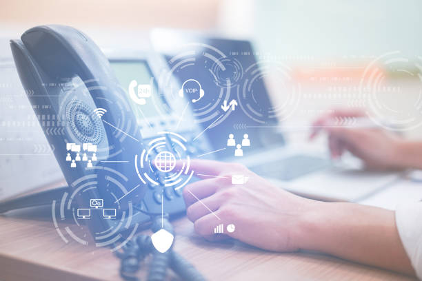 un homme en gros plan pointe sa main pour appuyer sur une touche de numéro sur un bureau de téléphone avec un effet d'interface virtuelle de télécommunication - télésecrétariat téléphonique - Serenity
