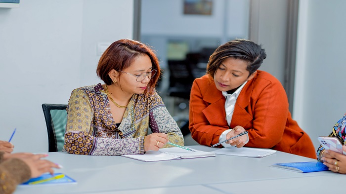 réunion de deux managers de chez Serenity - centre d'expertise en télésecrétariat médical - Serenity