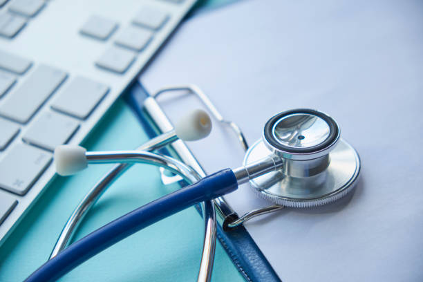 médecin travaillant à l'hôpital et rédigeant une ordonnance - externaliser le secrétariat médical - Serenity