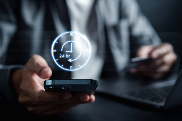 homme d'affaire tenant une main virtuelle 24/7 avec horloge en main pour un contact non-stop - permanence téléphonique - Serenity