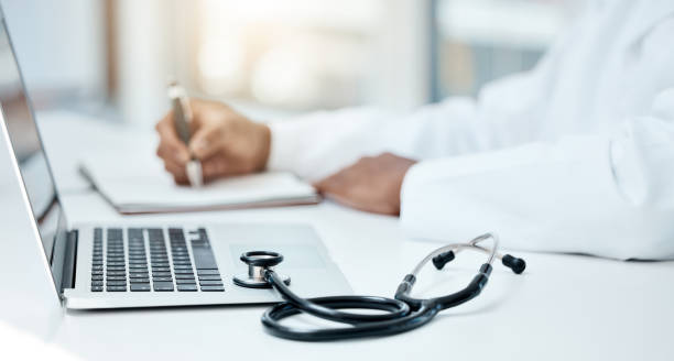 un stéthoscope et un laptop sur le bureau d'un docteur - secrétariat téléphonique médical à distance - Serenity