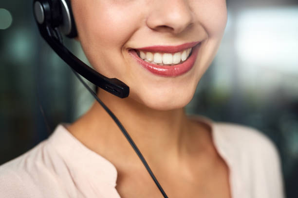 une femme souriante avec microcasque - accueil téléphonique externalisé - Serenity