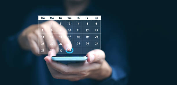 Un homme gère son temps en utilisant l'interface de l'écran virtuel du calendrier de son smartphone - agenda médical externalisé - Serenity