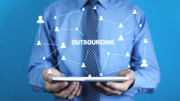 un homme tenant une tablette avec l'illustration de l'outsourcing - externalisation de la gestion des appels médicaux - Serenity