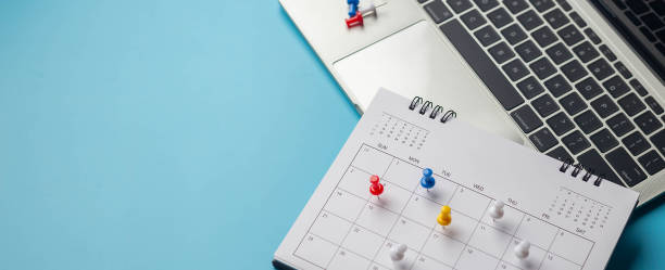 Calendrier sur fond bleu uni avec espace de copie, épinglé dans un calendrier à la date prévue - gérer les rdv médicaux - Serenity