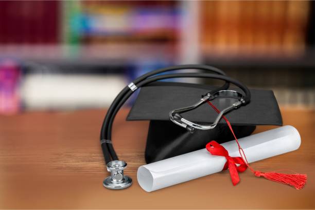 chapeau de fin d'étude avec un diplôme et un stéthoscope sur une table - gérer un télésecrétariat médical - Serenity