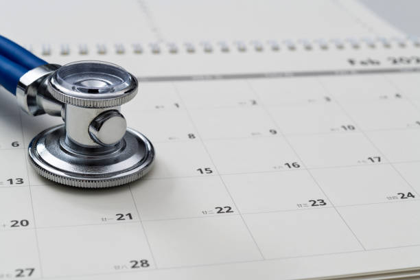 un stéthoscope et un stylo sur un calendrier - prise de rdv médical - Serenity
