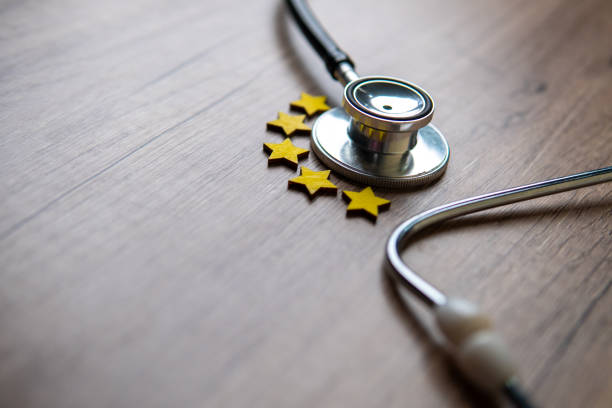 un stéthoscope et de cinq étoiles sur une table en bois - relation client - Serenity