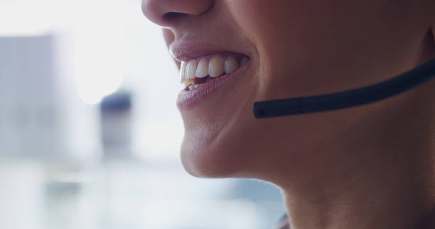 Image d'une femme méconnaissable, agent d'un centre d'appel - accueil téléphonique - Serenity
