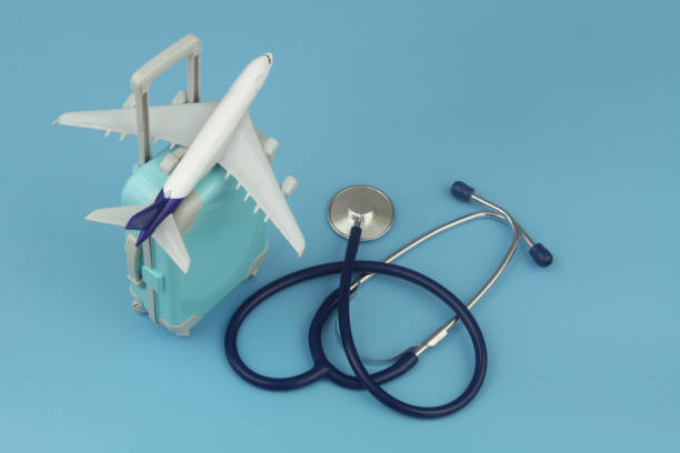 Avion avec valise de voyage et stéthoscope sur fond bleu - télésecrétariat médical à distance - Serenity