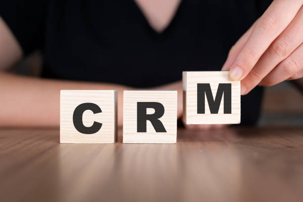 Mot CRM avec des blocs de bois sur une table - CRM gestion client médical - Serenity