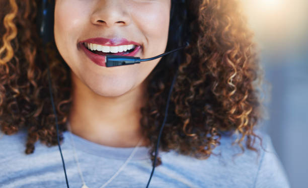 une jeune femme portant un casque - accueil téléphonique d'un patient - Serenity