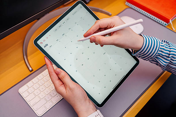 personne organise son calendrier sur une tablette numérique - gestion d'agenda médical à Madagascar - Serenity