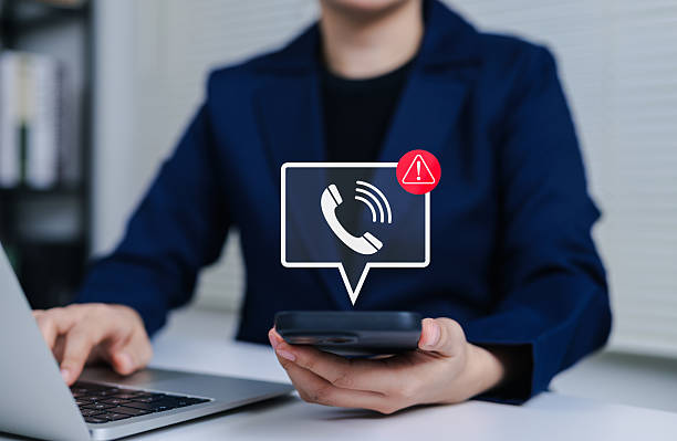 Une personne tenant un smartphone affiche une alerte - gestion des appels entrants - Serenity