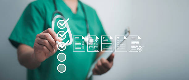 Médecin utilisant une liste de contrôle numérique - meilleure secrétaire médicale - Serenity