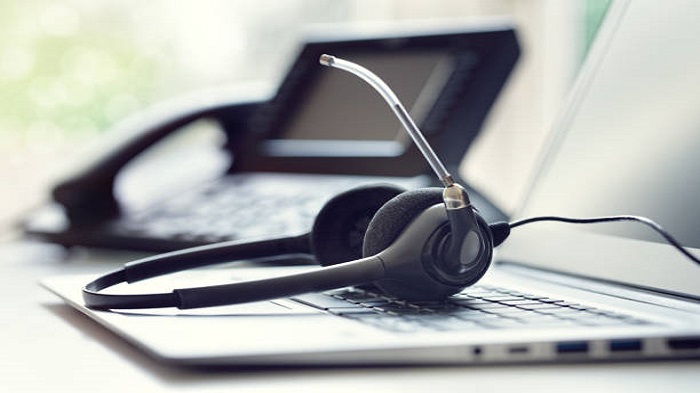 Casque VOIP, téléphone et ordinateur portable, concept pour la communication - permanence téléphonique à distance - Serenity