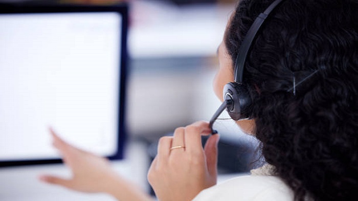 une téléopératrice anonyme en appel - prestataire en télésecrétariat médical - Serenity
