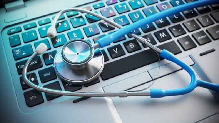 un stéthoscope sur un clavier d'ordinateur - secrétaire médicale à distance - Serenity
