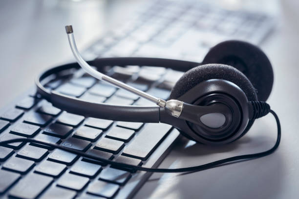 Casque VoIP sur clavier d'ordinateur de bureau pour la communication - secrétariat téléphonique médical - Serenity