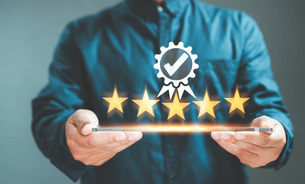 Un homme tenant une tablette offre un service de qualité supérieure - service client externalisé - Serenity