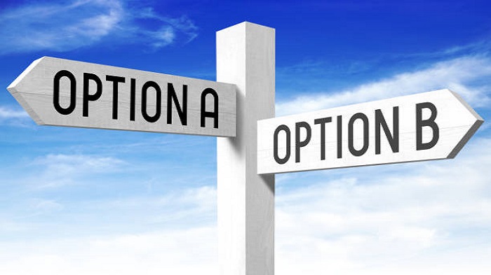Panneau de signalisation en bois blanc/carrefour avec deux flèches - "option A", "option B" - télésecrétariat médical - Serenity