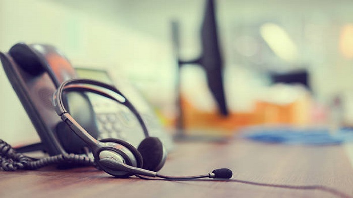 Gros plan sur le casque du centre d'appels - externalisation du secrétariat téléphonique médical - Serenity