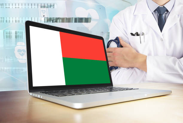 Drapeau malgache sur écran d'ordinateur -et un médecin anonyme - télésecrétariat médical à Madagascar - Serenity